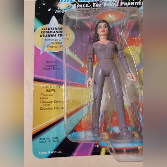 Star Trek TNG  Lt. Commander Deanna Troi unpunched - Picture 2 of 9